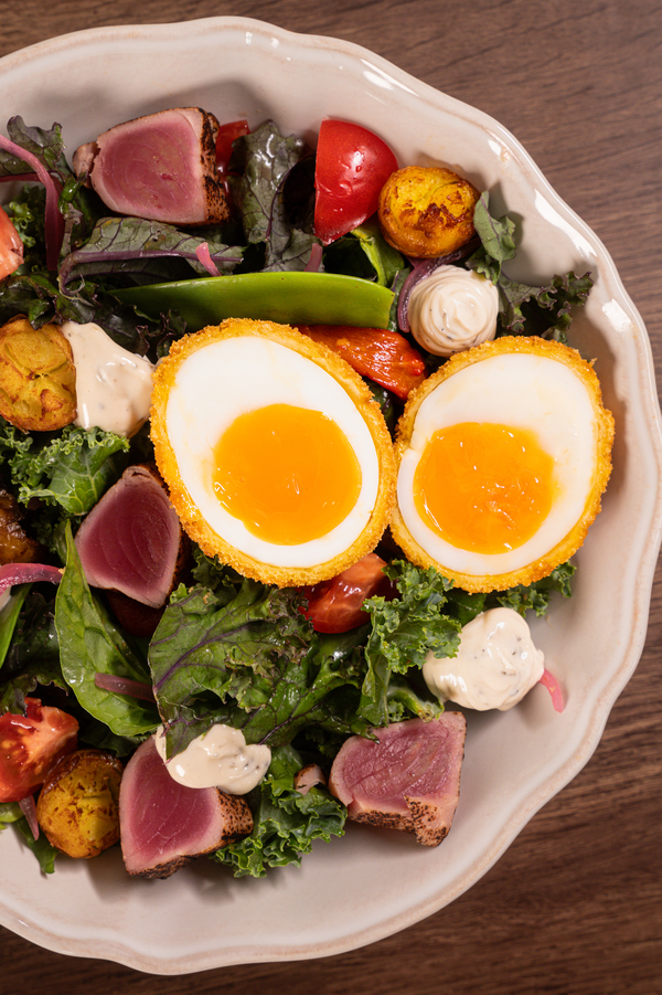 Салат с тунцом конфи и яйцом
